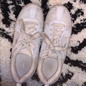 Cheer shoes